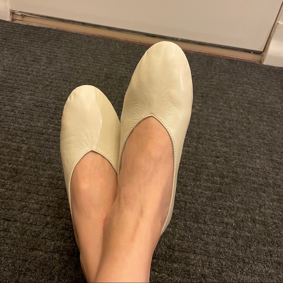 Korean Ivory Faux Leather V cut Flats in US 7 NEW - Picture 6 of 6